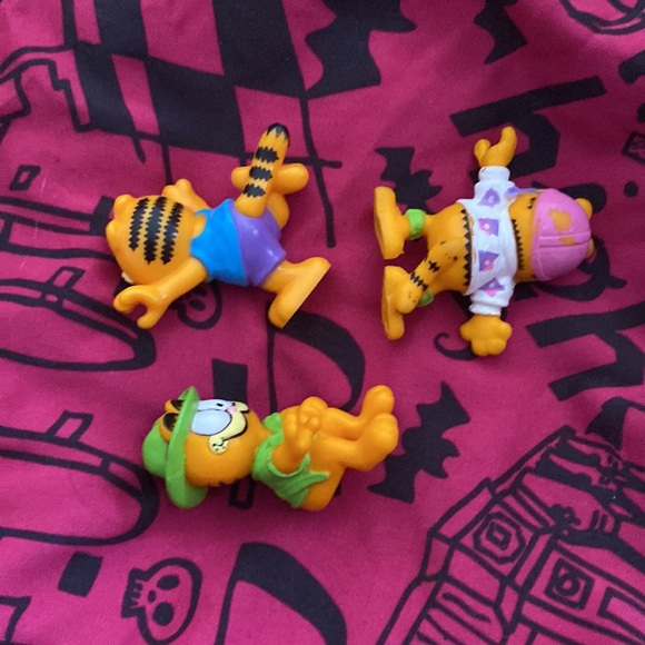 FREE ADD-ON ITEM
3 small Garfield figures - Picture 3 of 4